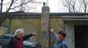 Nie mogą otwierać okien, bo przeszkadza im dym