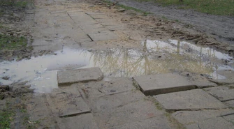 Zapadnięty chodnik czeka na naprawę