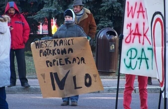 IV LO nie opuszczą manifestacja przed UM