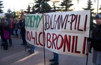 IV LO nie opuszczą manifestacja przed UM