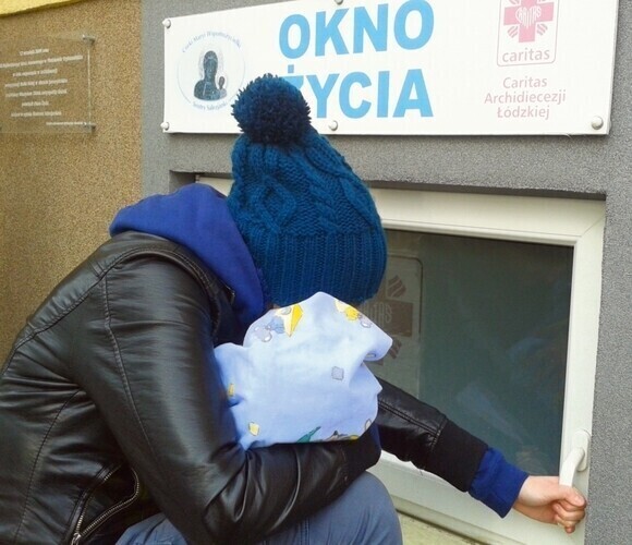 Zamiast okna życia śmietnik