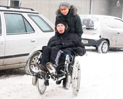Na wózku inwalidzkim po mandat