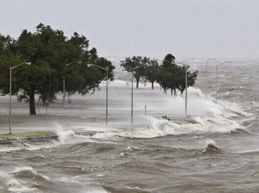 Kolejny front atmosferyczny. Będzie wiało padało a miejscami nawet może zagrzmieć.