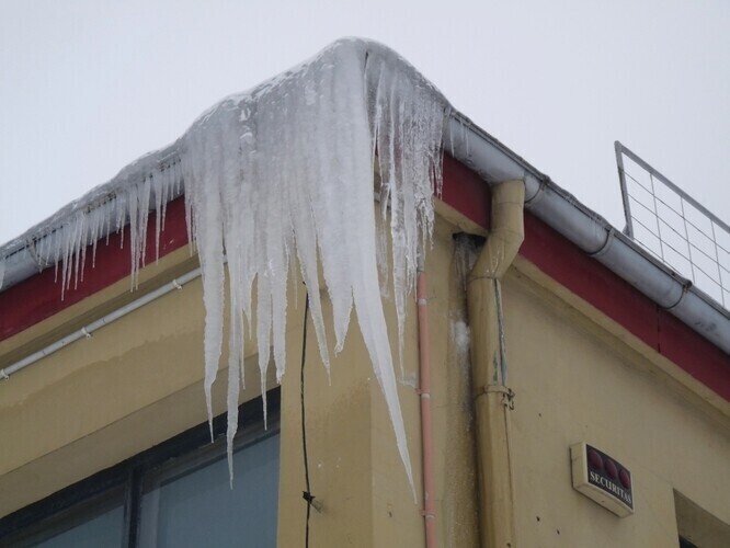 Uwaga na sople i śnieg spadający z dachów