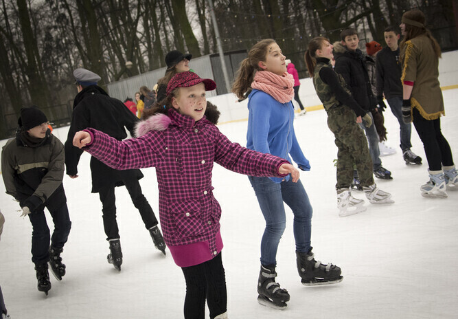 Bawili się na piotrkowskim lodowisku