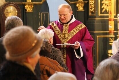 Księża sypią głowy popiołem