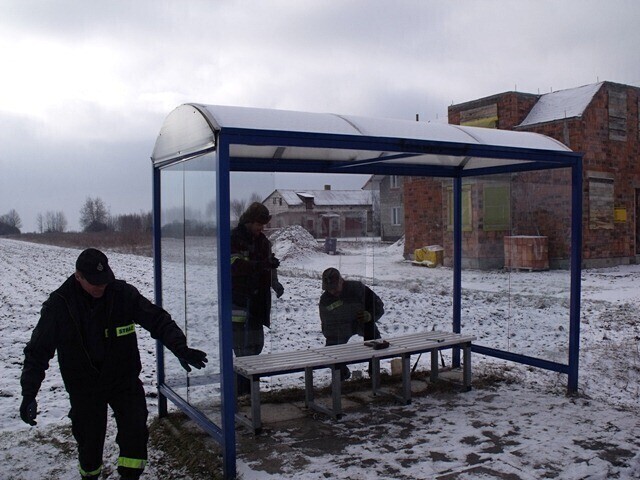 Wybite szyby zdemolowane ławki