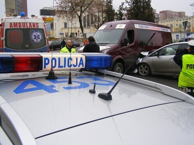 Mitsubishi uderzyło w dostawczego volkswagena