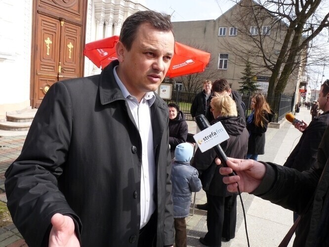 Zniszczono tablicę przed biurem posła SLD