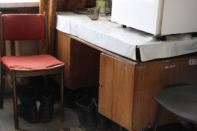 Zostaną stare meble boazeria brudne sufity i podłogi