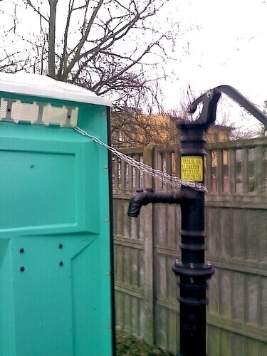 Toaletę postanowili przykuć łańcuchem