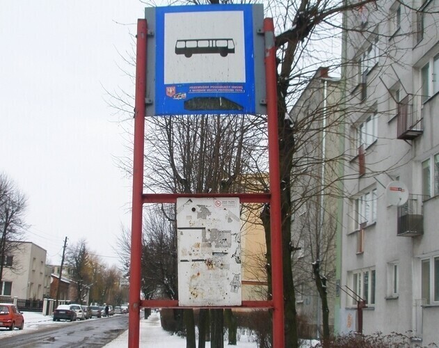 Na przystankach brakuje rozkładów i porządku