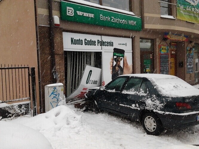 Wjechał peugeotem w budynek banku