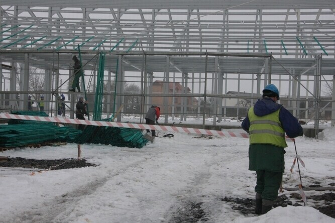 Pracownik budowy spadł na druty zbrojeniowe