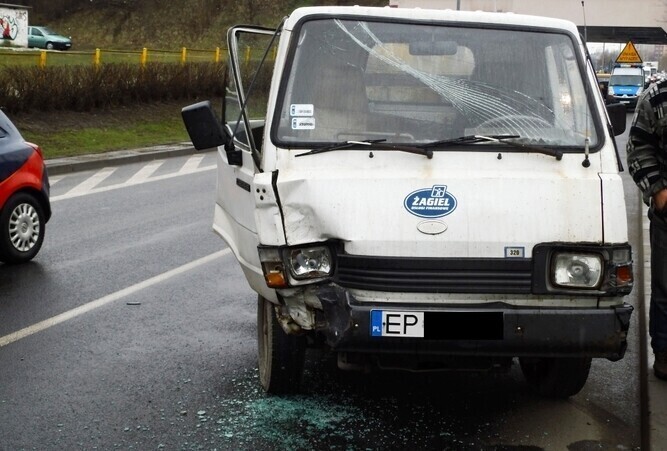 Nie wyhamował i uderzył w tył golfa