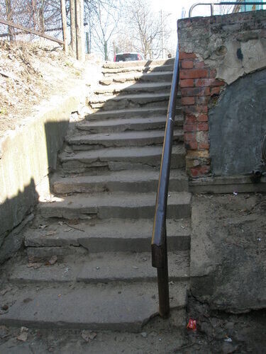 Schody jak z okresu wojny. Zagrażają bezpieczeństwu