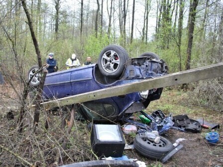 Samochód uderzył w słup energetyczny. Jedna osoba nie żyje