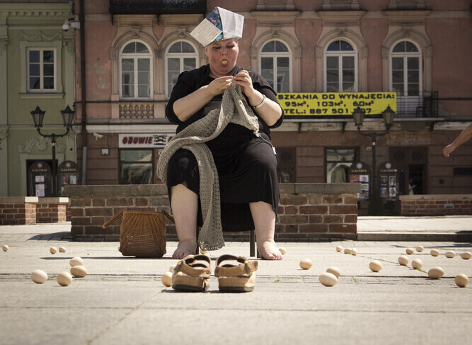 Zdjęcie 1: Interakcje: Performance w Rynku Trybunalskim