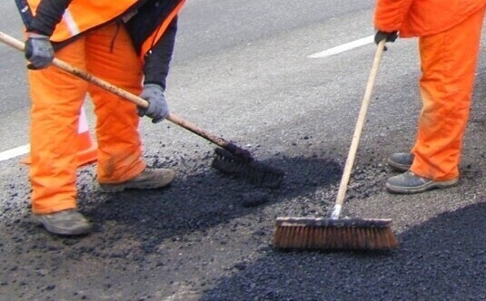 Łatają dziury na krajowej dwunastce