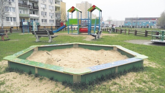 Śmieci wylewają się już na ziemię