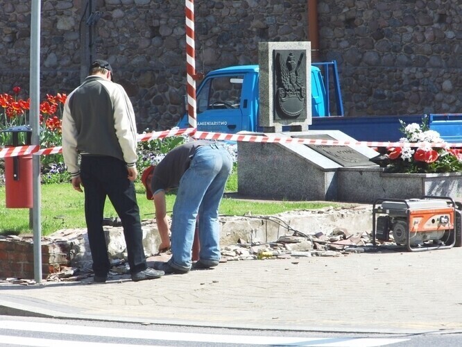 Remontują murek w centrum