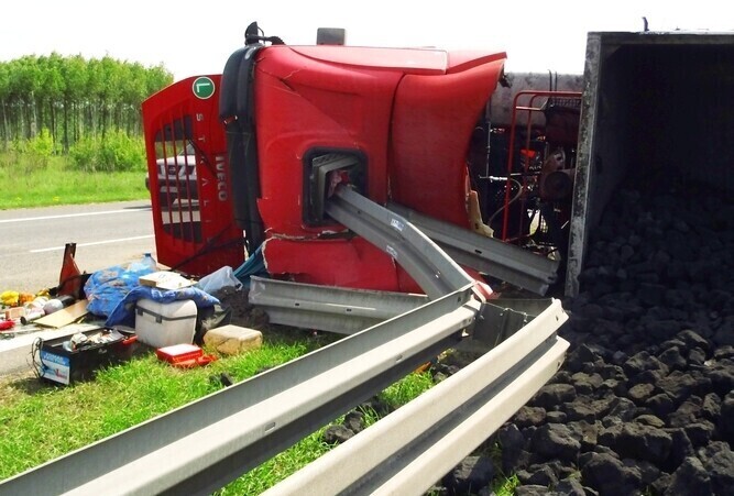 Tir wbił się w barierki