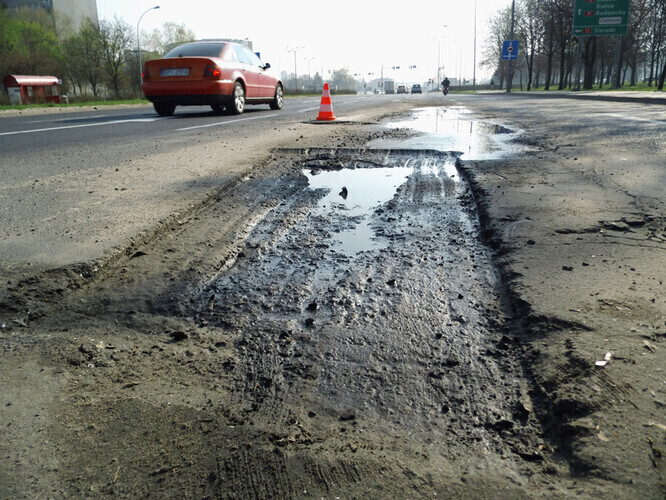 Wjechał w dziurę... nie on jeden