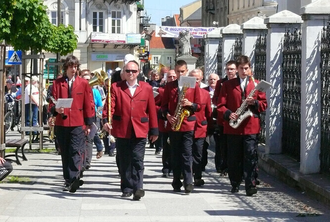 Orkiestry dęte przeszły ulicami Piotrkowa