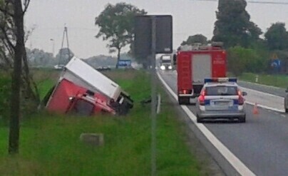 Ciężarowka wjechała do rowu