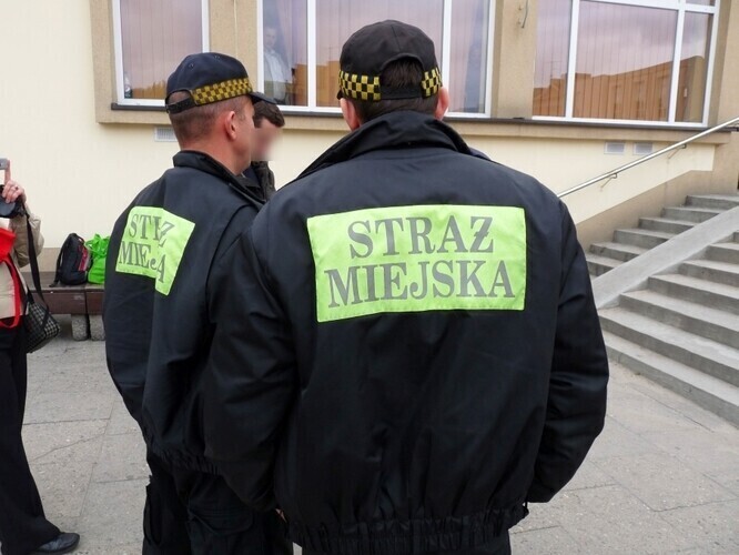 Piotrków Próbowali ukraść znak drogowy