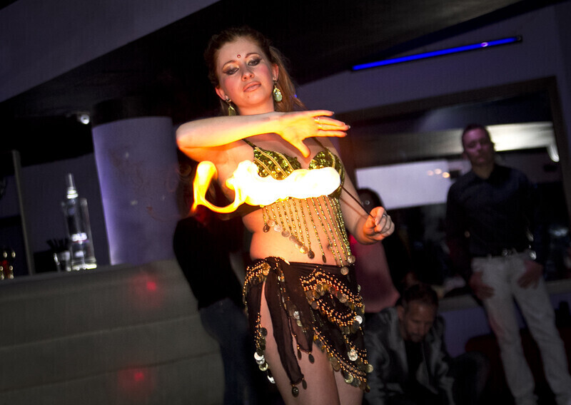 Zdjęcie 3: Kobieta fakir w klubie Insomnia