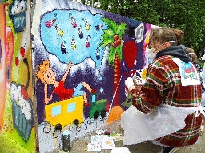 40 osób tworzyło graffiti z Tuwimem