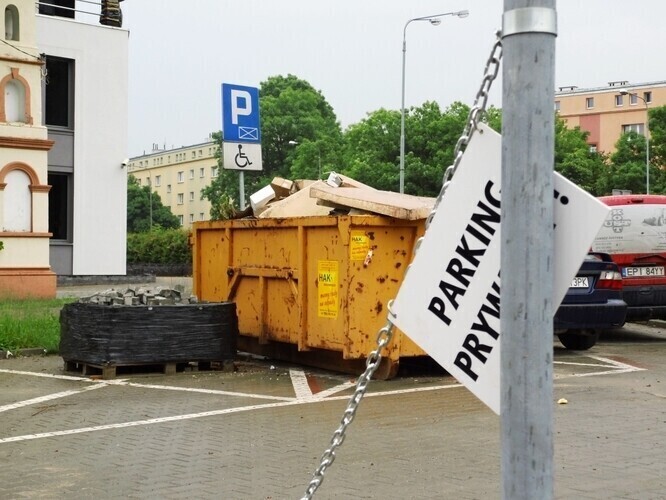 Na parkingu kpią z niepełnosprawnych