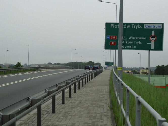 Ciężarówki rozjeżdżają ulicę Łódzką