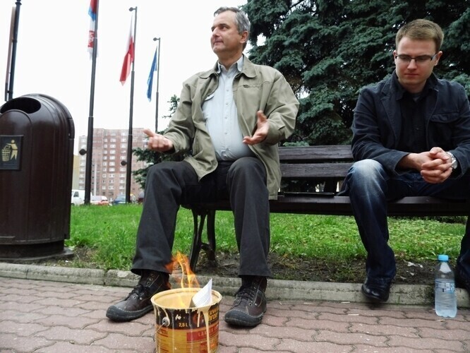 Spalił deklaracje śmieciowe przed Urzędem Miasta