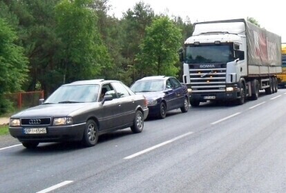 Została wyrzucona z pędzącego samochodu