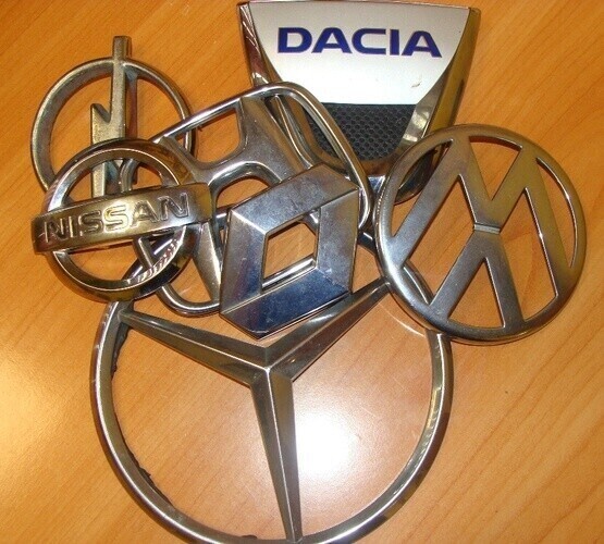 Kradli emblematy z samochodów zostali złapani