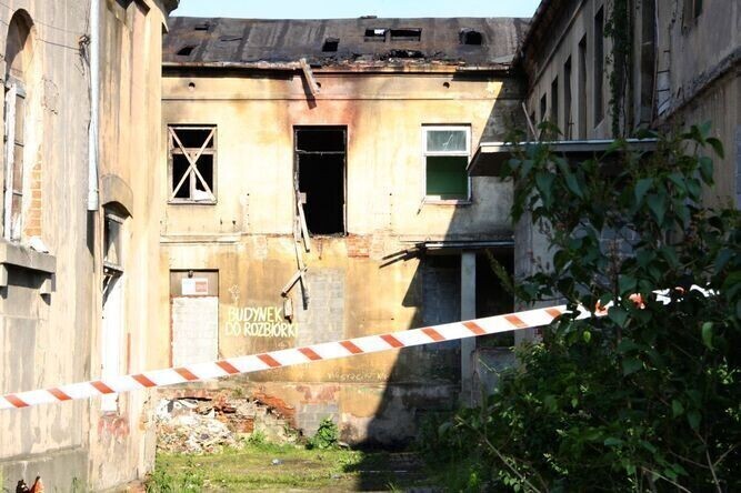 Pożar w starej fabryce bombek