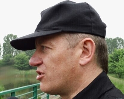 Zanieczyszczony ciek wodny strażacy usuwają substancję