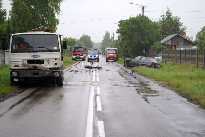 Kierowca opla ranny po zderzeniu z ciężarówką