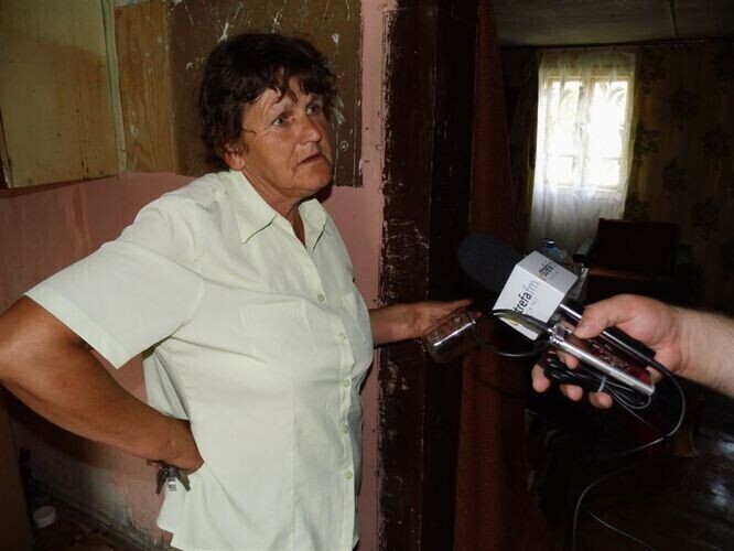 Robotnicy rozbierają jej dom