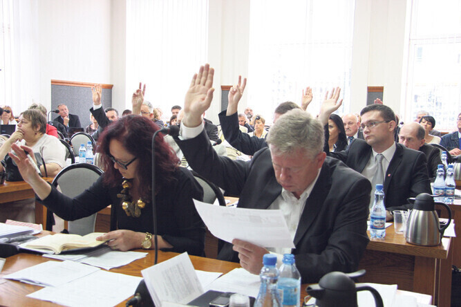 Kiedy uchwalą niższe stawki za śmieci