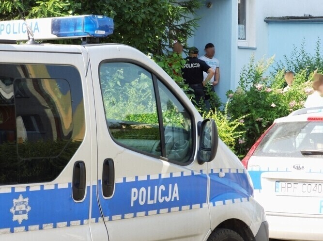 Policjanci obstawili blok na Łódzkiej