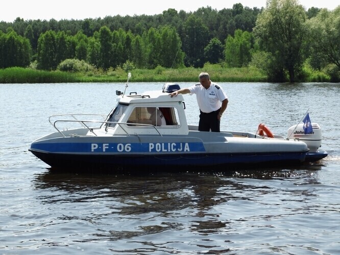 Zadzwoń do policjanta na łódce