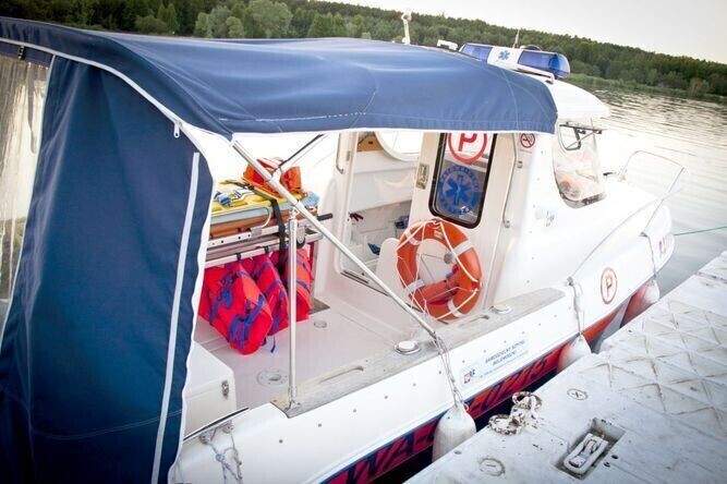 Karetka wodna dba o bezpieczeństwo nad Zalewem Sulejowskim