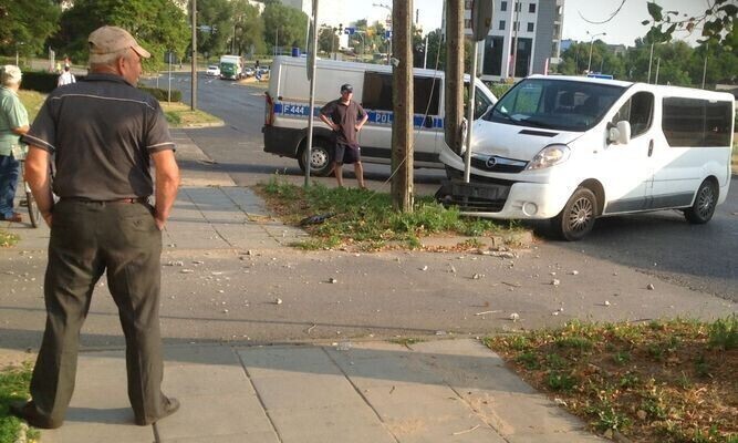 Piotrków Opel uderzył w słup