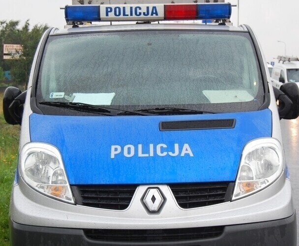 Naczepa zmiażdżyła osobówkę. Zginął kierowca