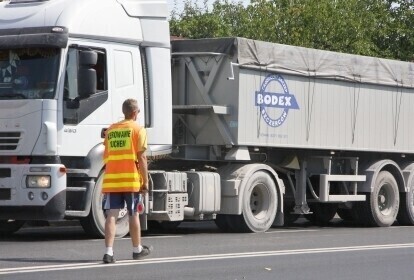 Chłopaków biją na moście