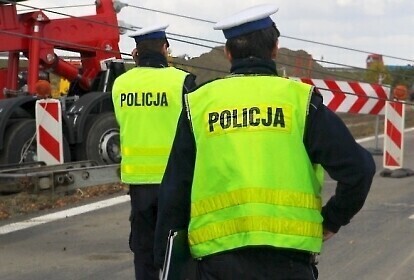 Zjechał z drogi i uderzył w znak