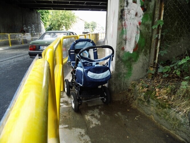 Przejście pod wiaduktem za wąskie